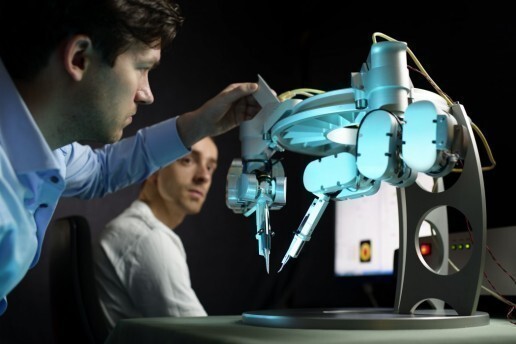 Een supermicrochirurg met robothanden